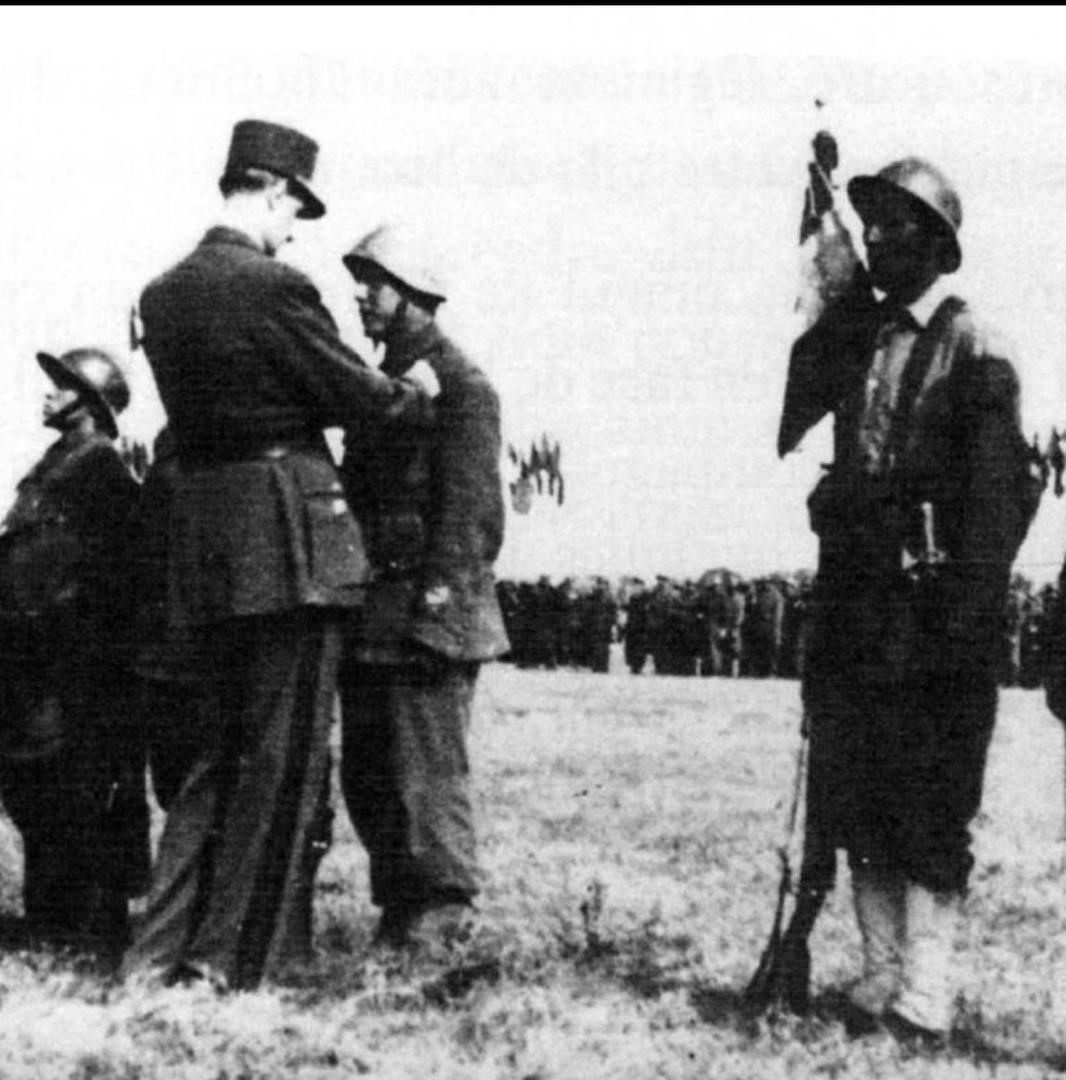 Le 22 avril 1945, le général de Gaulle décore le fanion du bataillon somali de la Croix de guerre avec palme, en hommage à leur bravoure lors des combats de la Pointe de Grave