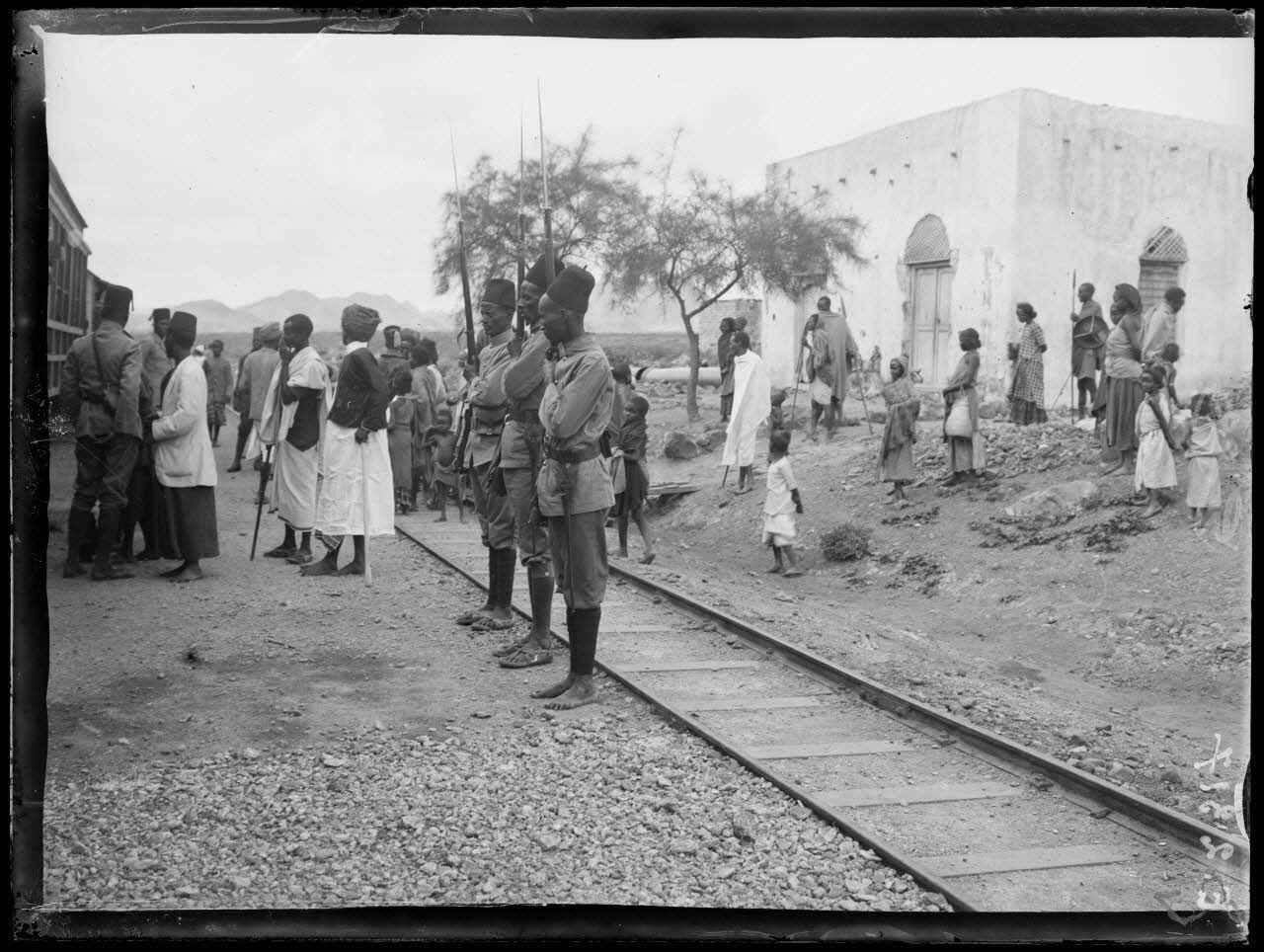 Passage du train a Holl Holl. Garde indigene. 1920
