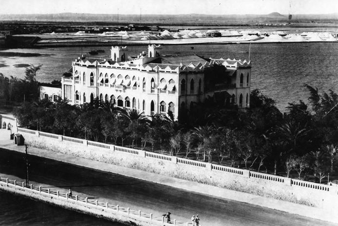 Palais du gouverneur en 1er plan et les Salines en 1937-1938