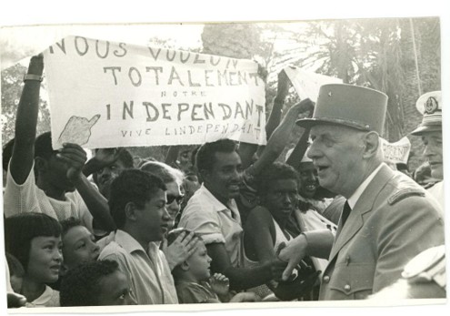 De Gaulle devant les manifestants. Djibouti en 1966