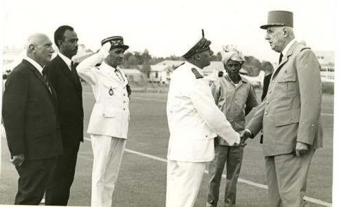 De Gaulle saluant les autorités locales de Djibouti en 1966