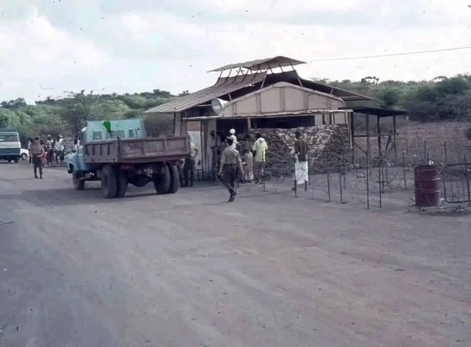 Photo du poste de controle du barrage de la honte en 1967
