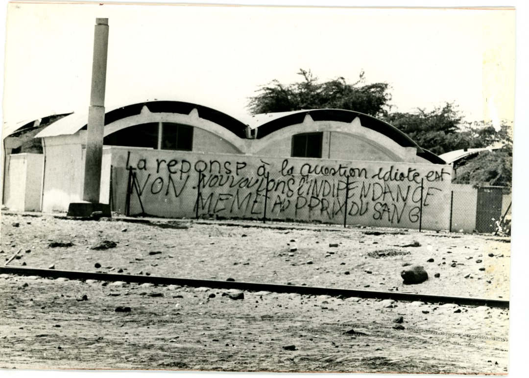 Messages sur les devantures des maisons en 1966