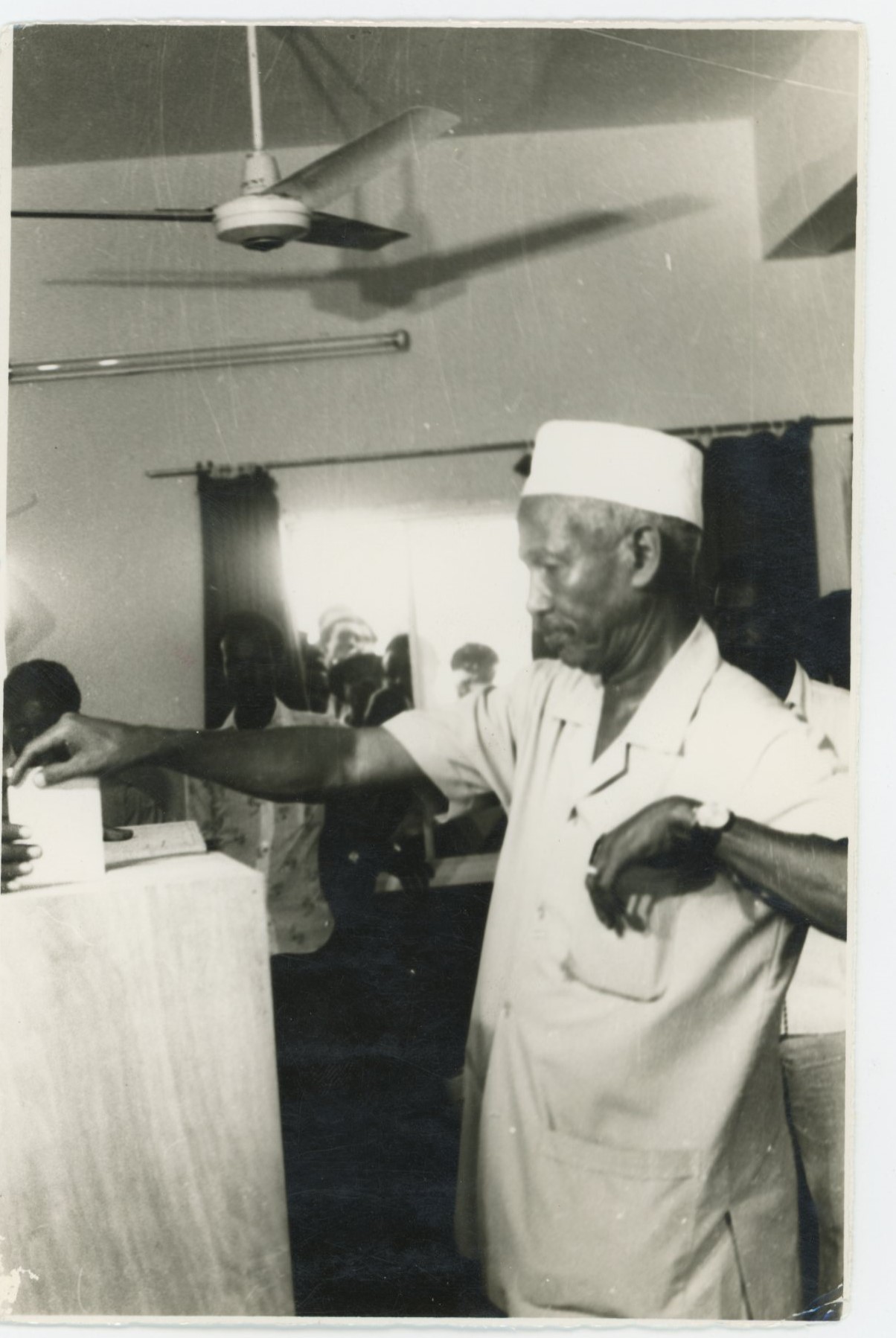 Le Président Hassan Gouled en train de voter en 1977