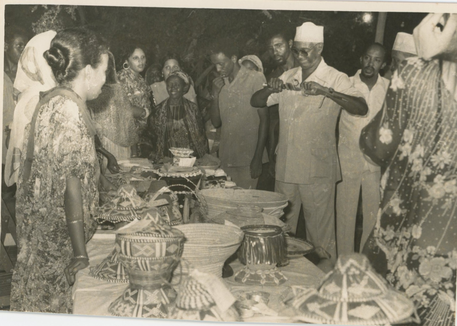 Le président Hassan Gouled devant un stand de produits culturels.